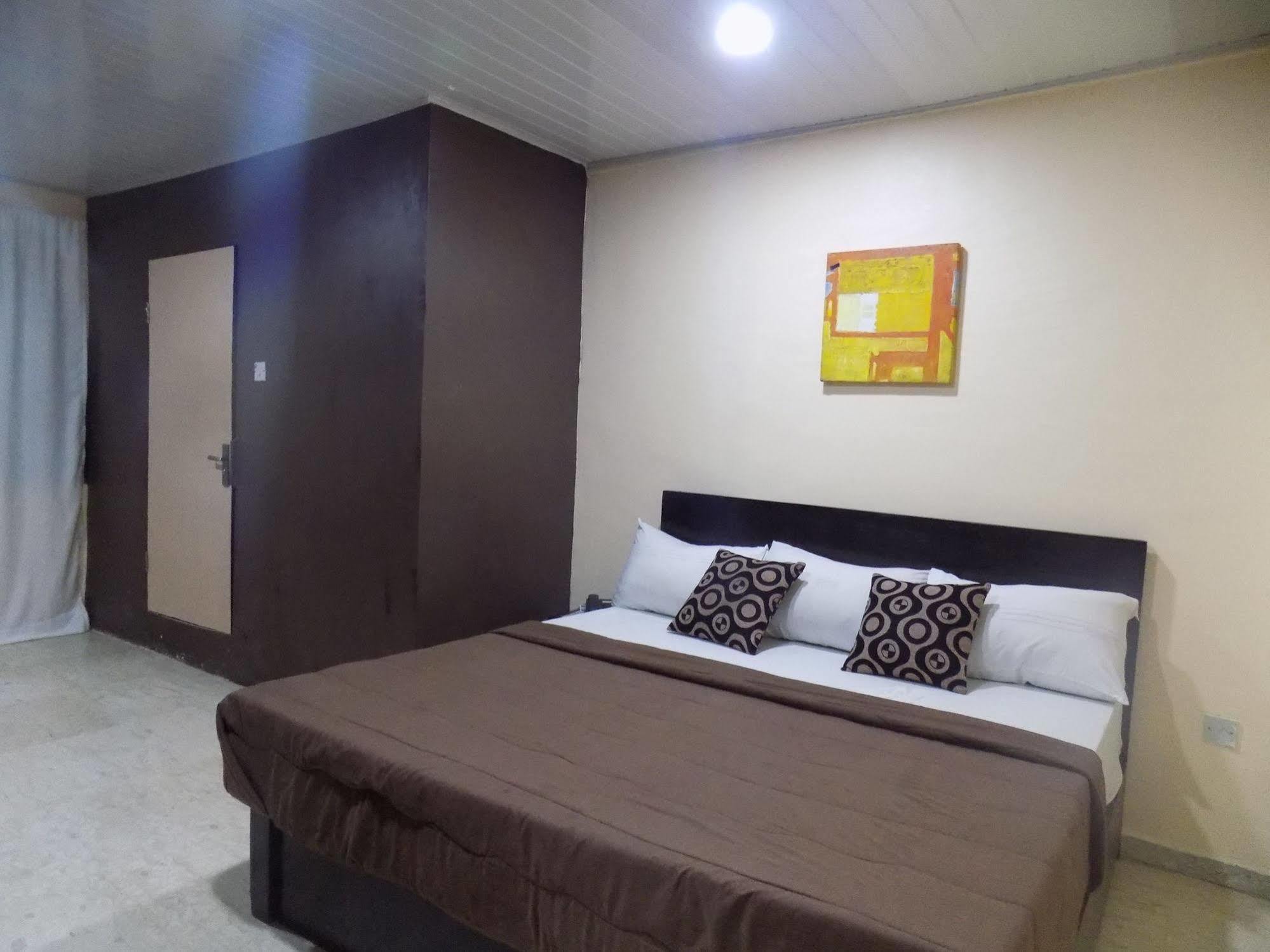Posh Apartments And Hotel Ikeja Exterior photo